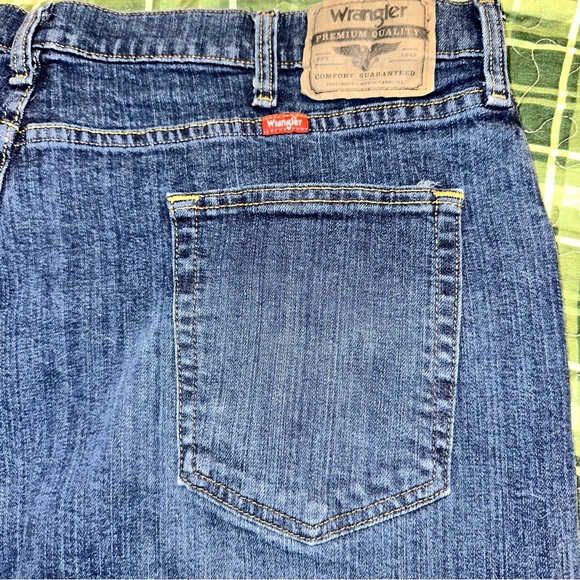 Like 🆕 Men’s Wrangler Relaxed fit, dark wash jeans size 42x32 - Picture 3 of 5